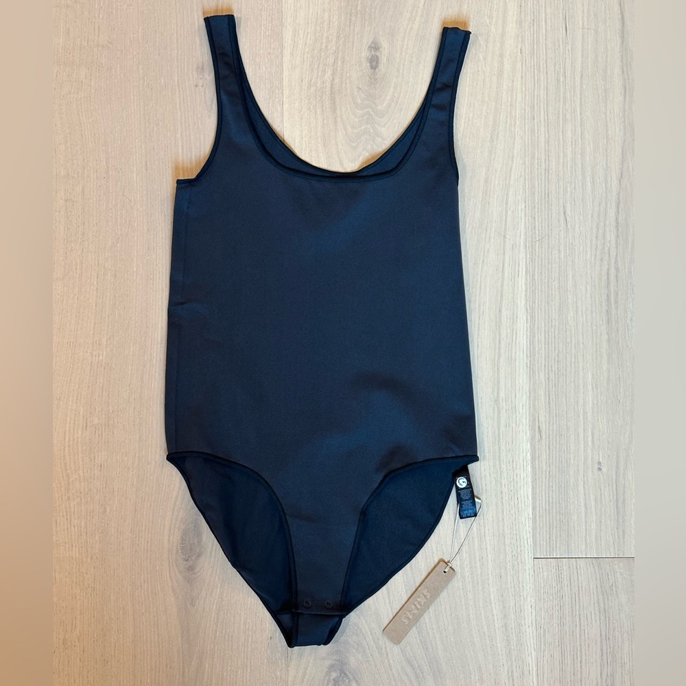 NWT SKIMS essentials scoopneck bodysuit black small